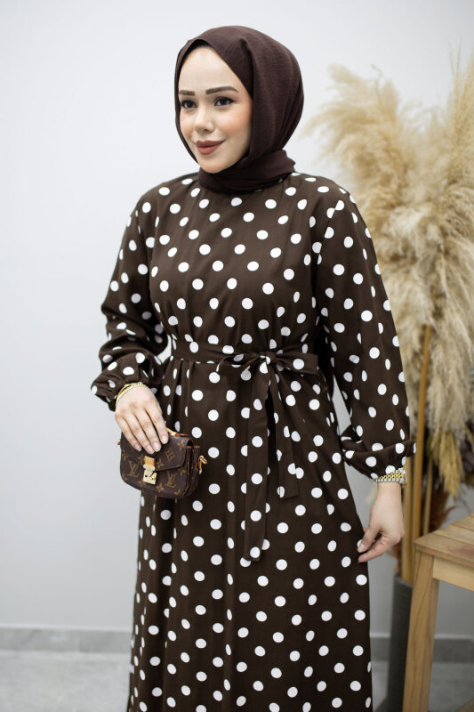 Beli Kuşaklı Puantiyeli Elbise TSD260206 Kahverengi - Tesettür Dünyası (1)