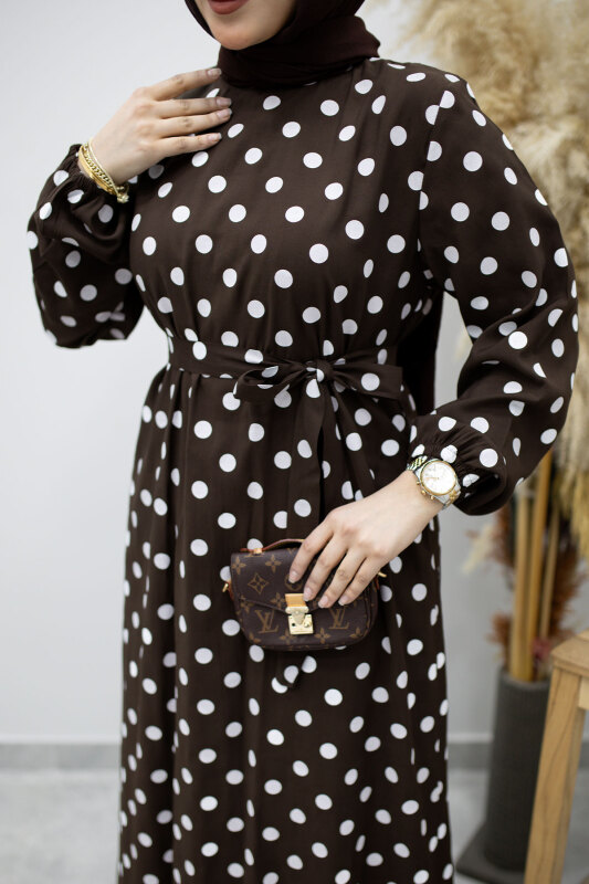 Beli Kuşaklı Puantiyeli Elbise TSD260206 Kahverengi - 4