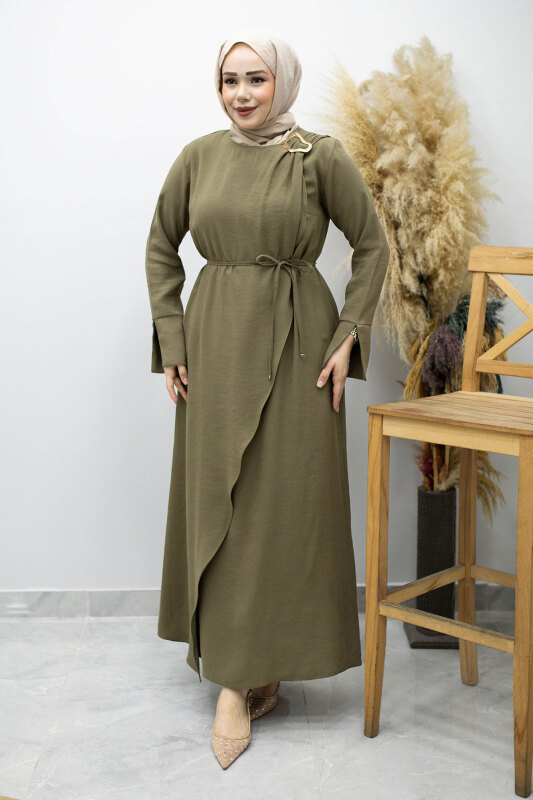 Broş Detaylı Kuşaklı Elbise TSD260198 Haki - Tesettür Dünyası (1)