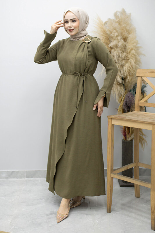 Broş Detaylı Kuşaklı Elbise TSD260198 Haki - Tesettür Dünyası