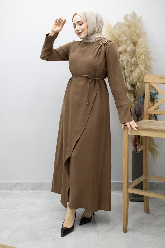Broş Detaylı Kuşaklı Elbise TSD260198 Kahverengi - Tesettür Dünyası