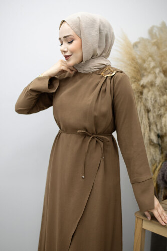 Broş Detaylı Kuşaklı Elbise TSD260198 Kahverengi - Tesettür Dünyası (1)