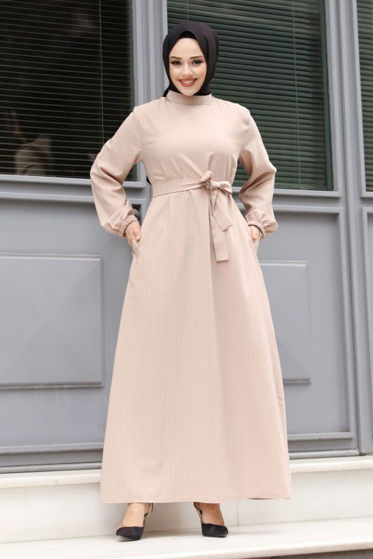 Hakim Yaka Beli Kuşaklı Tesettür Elbise TSD240313 Bej - 4