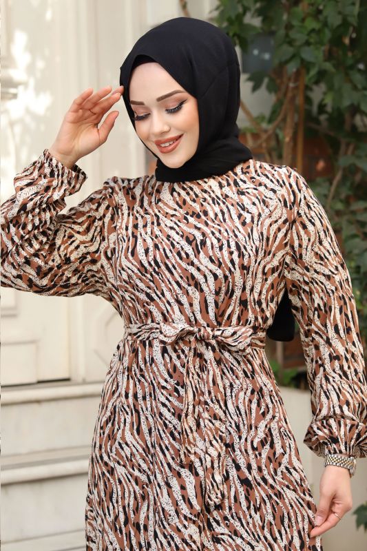 Zebra Desenli Kolu Lastikli Tesettür Elbise TSD240322 Kahverengi - 2